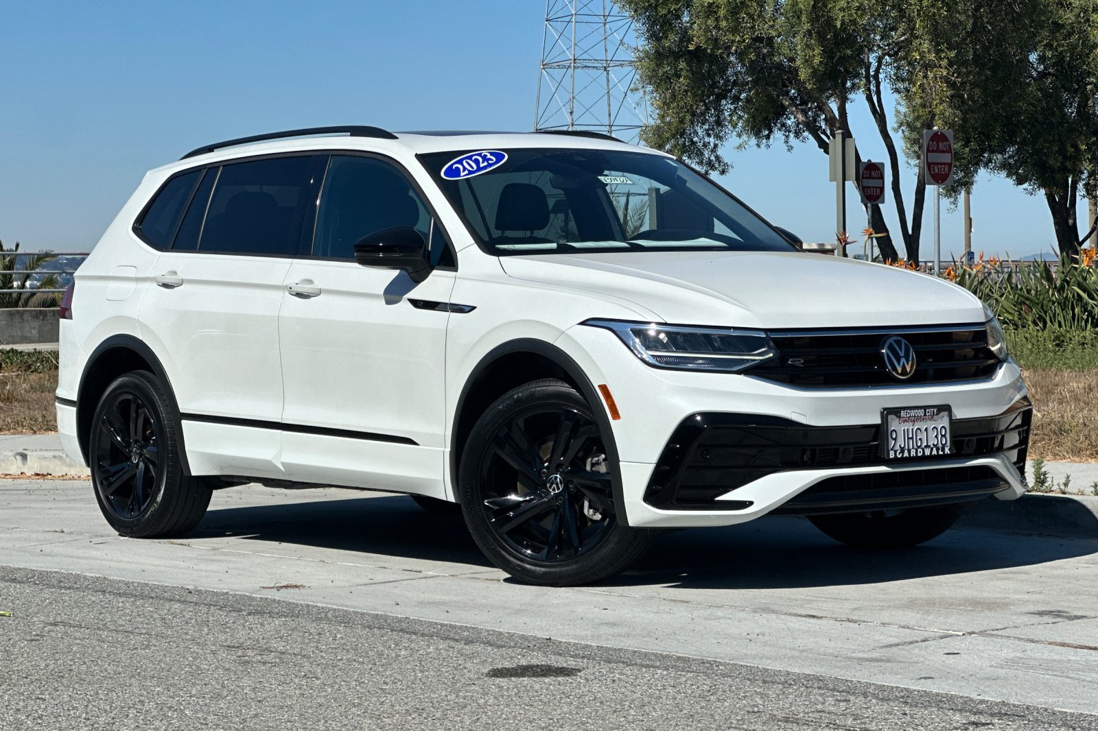 Used 2023 Volkswagen Tiguan SE R-Line AWD/4WD image 2