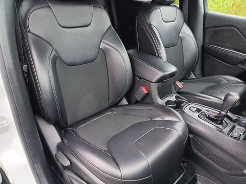 Used 2019 Jeep Cherokee Latitude Plus AWD/4WD image 19