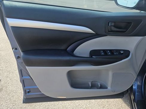 Used 2019 Toyota Highlander Plus FWD image 10