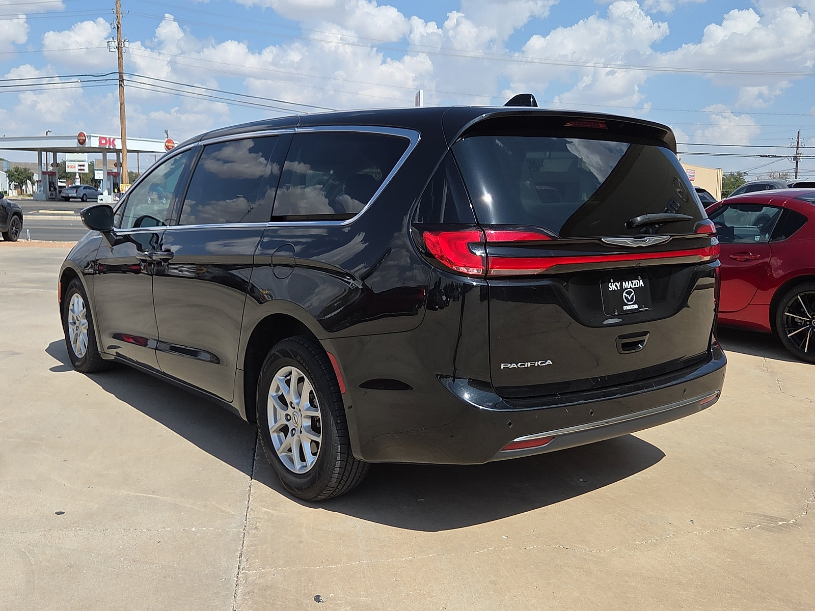 Used 2023 Chrysler Pacifica Touring-L FWD image 4