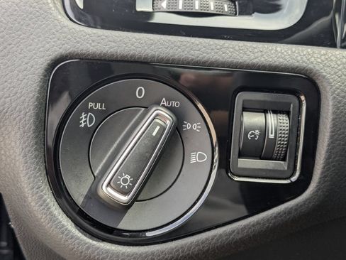 Used 2018 Volkswagen GTI SE FWD image 33