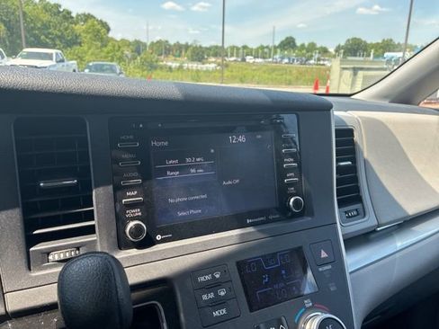 Used 2020 Toyota Sienna LE w/ Carpet Mat Package image 9