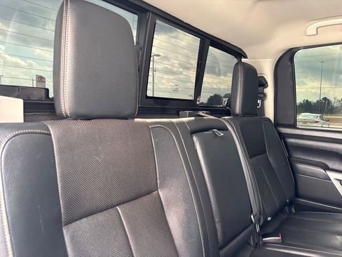 Used 2018 Nissan Titan SL image 26