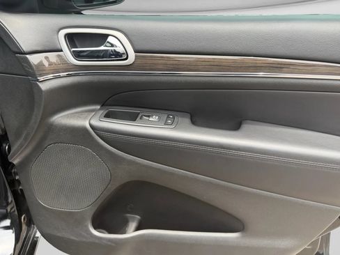 Used 2018 Jeep Grand Cherokee Overland w/ Interior Metal Package RWD image 33