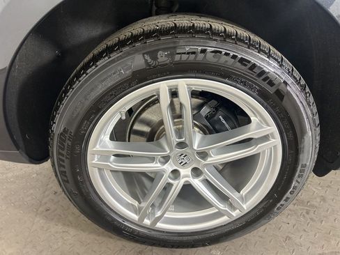 Certified 2025 Porsche Macan image 12