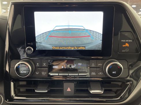 Used 2023 Toyota Highlander LE image 23