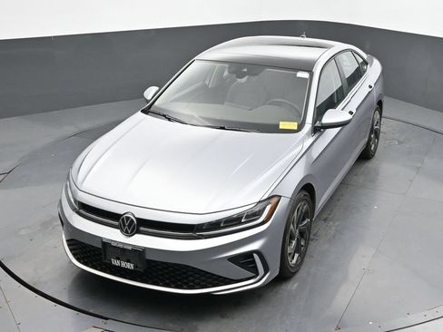 Used 2025 Volkswagen Jetta SE FWD image 17