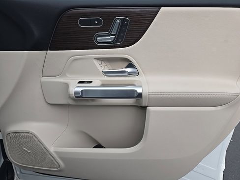 New 2025 Mercedes-Benz GLB 250 4MATIC image 38