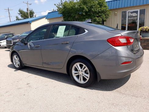 Used 2018 Chevrolet Cruze LT w/ Convenience Package FWD image 3