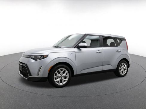 Used 2025 Kia Soul LX w/ LX Technology Package FWD image 3