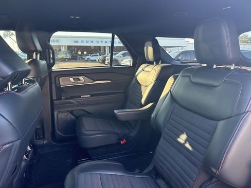 Used 2025 Ford Explorer ST-Line w/ Premium Package image 9