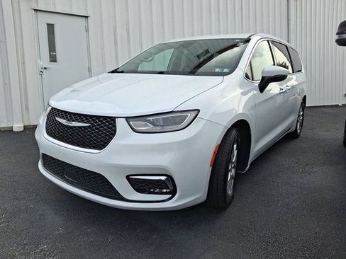 Certified 2023 Chrysler Pacifica Touring-L FWD image 3