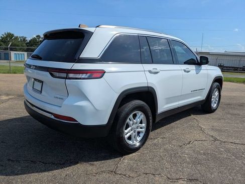 Used 2023 Jeep Grand Cherokee Laredo RWD image 4