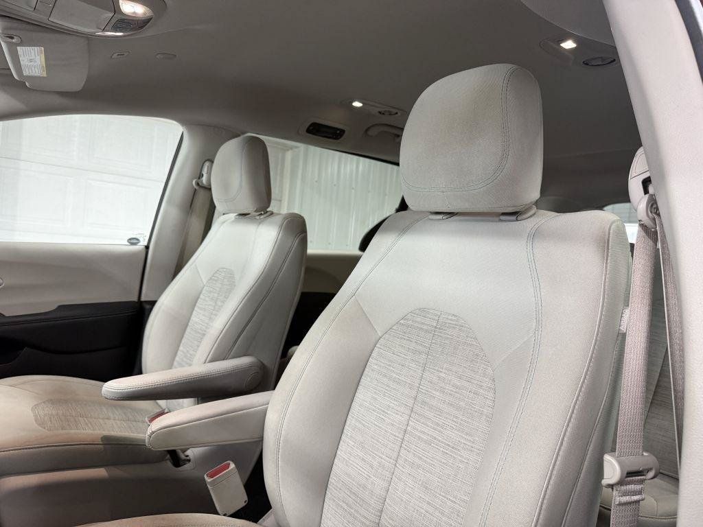 Used 2018 Chrysler Pacifica Touring Plus FWD image 10