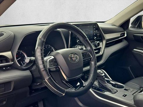 Used 2021 Toyota Highlander XLE FWD image 9