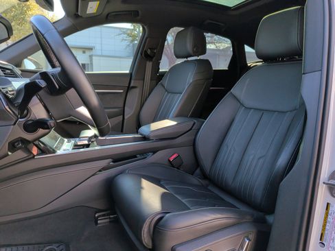 Used 2023 Audi e-tron Prestige w/ Prestige Package image 16