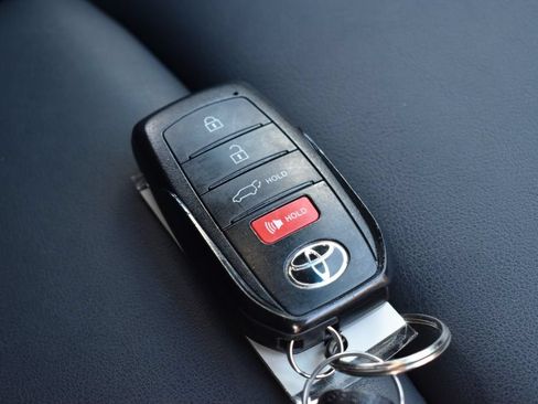 Used 2024 Toyota Venza XLE AWD/4WD image 37