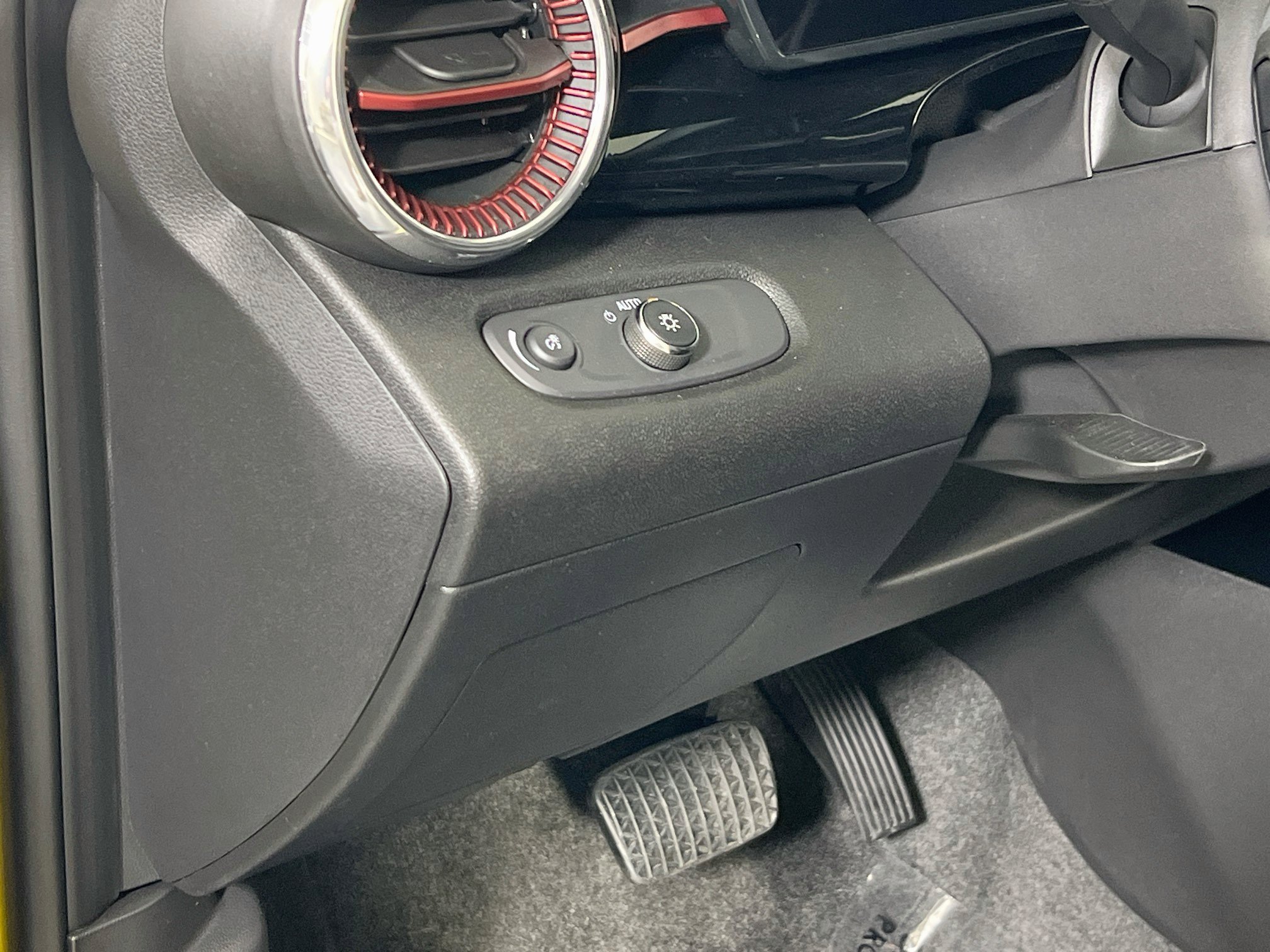Used 2025 Chevrolet Trax RS FWD image 10