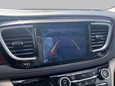 Used 2017 Chrysler Pacifica Limited w/ UConnect Theater Package FWD image 27