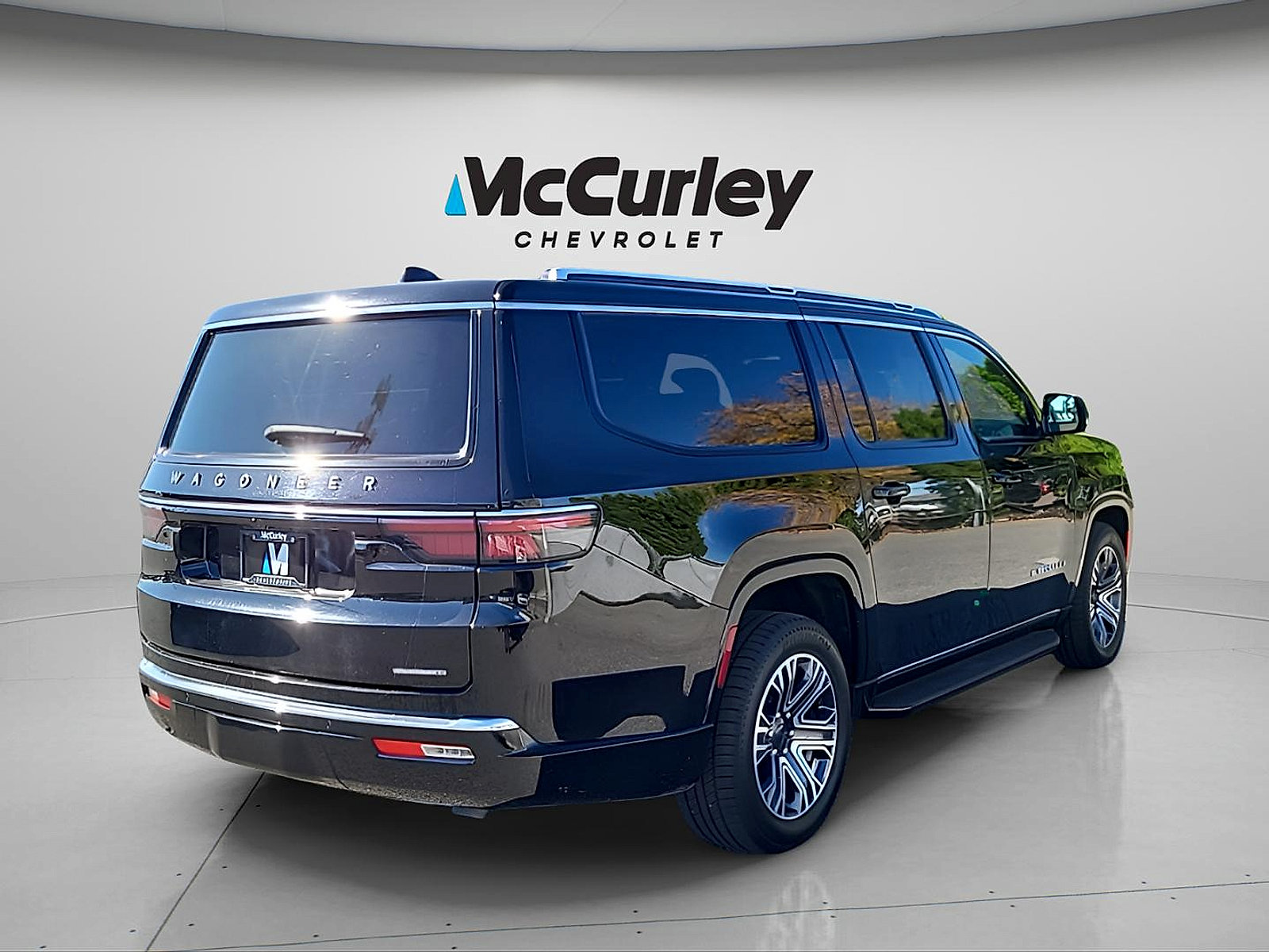 Used 2024 Jeep Wagoneer L Series II w/ Flexible Seating Group AWD/4WD image 7