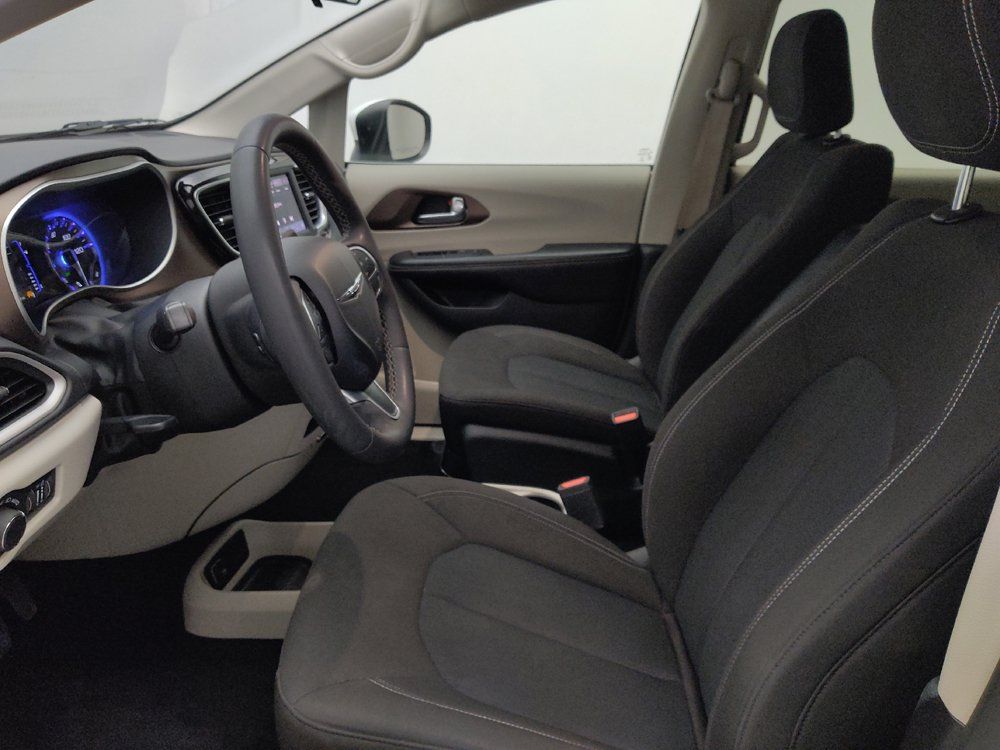 Used 2022 Chrysler Voyager LX FWD image 17