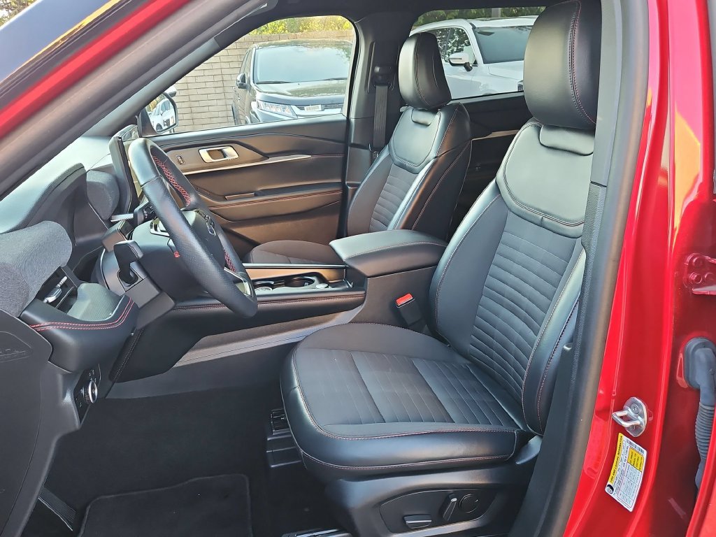 Used 2025 Ford Explorer ST-Line w/ ST-Line Street Pack AWD/4WD image 25