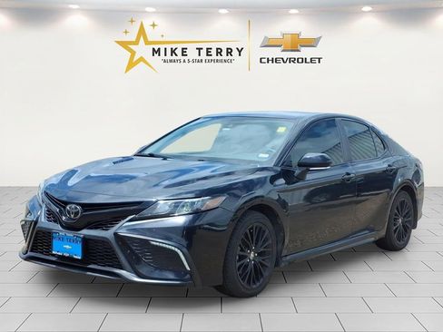 Used 2022 Toyota Camry SE FWD image 1
