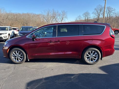 Used 2023 Chrysler Pacifica Touring-L image 4