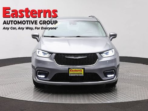 Used 2021 Chrysler Pacifica Touring-L FWD image 2