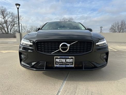 Used 2021 Volvo S60 T5 Momentum image 2