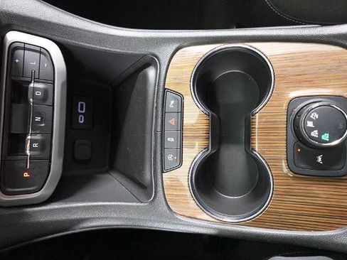 Used 2023 GMC Acadia SLE image 19