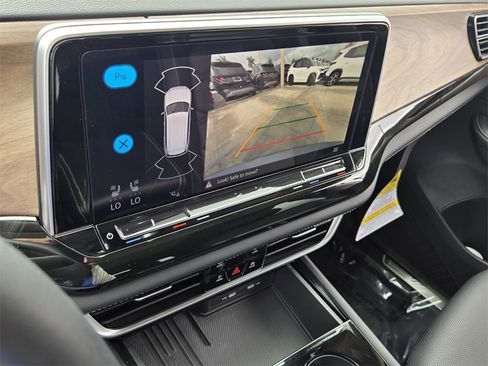 Certified 2025 Volkswagen Atlas SE w/ Panoramic Sunroof Package image 23