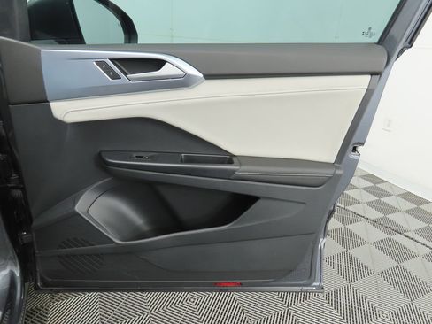 Used 2025 Volkswagen Taos SE w/ Panoramic Sunroof Package FWD image 25