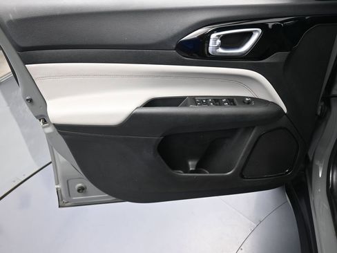 Used 2022 Jeep Compass Limited image 12