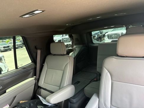 Used 2024 GMC Yukon SLT w/ SLT Luxury Package AWD/4WD image 10