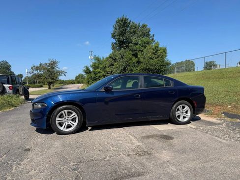 Used 2015 Dodge Charger SE RWD image 3