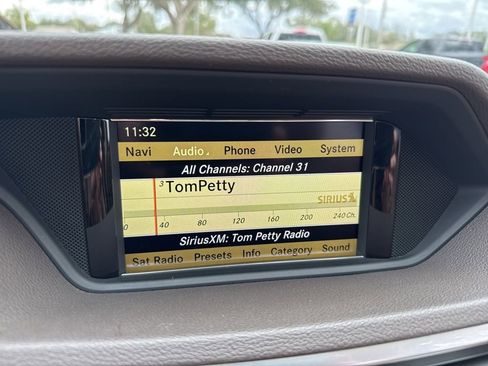 Used 2010 Mercedes-Benz E 550 4MATIC Sedan image 30