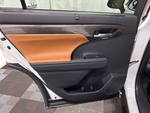 Used 2025 Toyota Highlander Platinum image 22