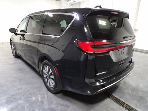 Used 2024 Chrysler Pacifica Limited FWD image 7