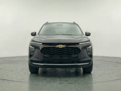 Used 2025 Chevrolet Trax LT FWD image 2