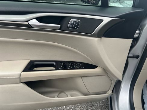 Used 2018 Ford Fusion SE w/ Fusion SE Technology Package image 17