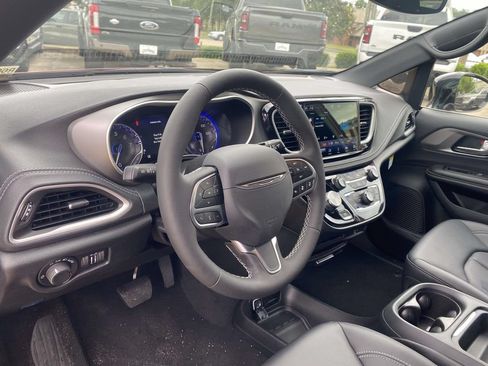 New 2027 Chrysler Pacifica Select FWD image 46