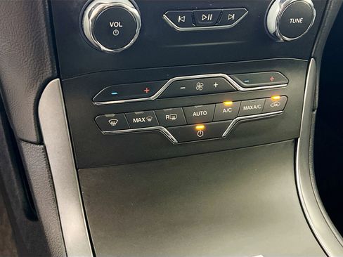 Used 2020 Ford Edge SE image 27