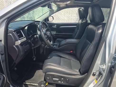 Used 2019 Toyota Highlander XLE AWD/4WD image 5