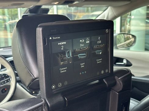 Used 2020 Chrysler Pacifica Limited w/ Advanced Safetytec Group FWD image 14