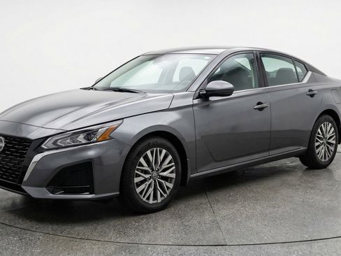 Used 2025 Nissan Altima 2.5 SV FWD image 3