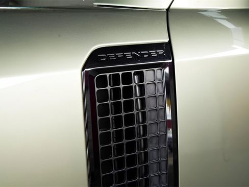 Used 2023 Land Rover Defender 110 X-Dynamic SE image 12