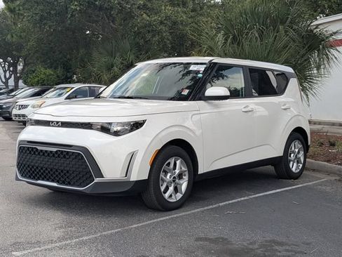 Certified 2025 Kia Soul LX w/ LX Technology Package FWD image 2