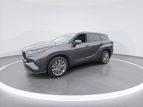 Certified 2024 Toyota Highlander Platinum AWD/4WD image 5