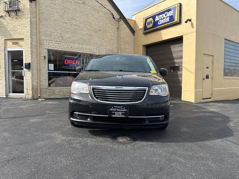 Used 2016 Chrysler Town & Country Touring w/ Driver Convenience Group image 6